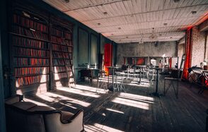 Арт-пространство с фактурными стенами