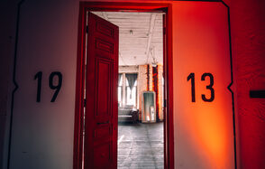 Арт-пространство с фактурными стенами