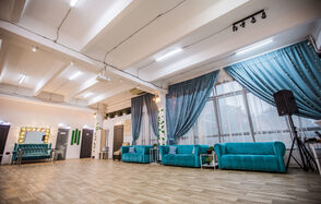 Белый лофт с окнами в пол для детских праздников