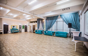 Белый лофт с окнами в пол для детских праздников