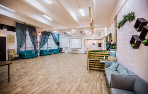 Белый лофт с окнами в пол для детских праздников