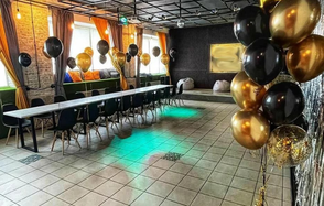 ГазЛОФТ. Лофт со сценой рядом с метро . Танцпол. Столы со стульями и шариками. Сцена с пуфами