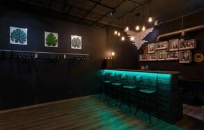 ГазЛОФТ. Лофт со сценой рядом с метро . Барная стойка со стульями. Настенные полки. Вешалки