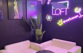 ГазЛОФТ. Лофт со сценой рядом с метро . Неоновая подсветка, картины на стенах. Диваны с журнальным столиком