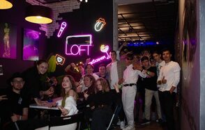 ГазЛОФТ. Лофт со сценой рядом с метро . Компания празднует мероприятие и фотографируются