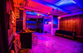 Лофт Комод. Уютный лофт со сценой, караоке и барбекю