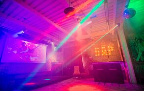 Лофт Комод. Уютный лофт со сценой, караоке и барбекю