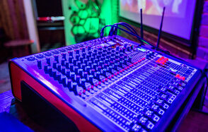 Лофт Комод. Уютный лофт со сценой, караоке и барбекю