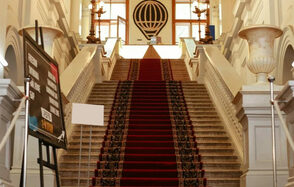 Двухэтажный зал в английском стиле