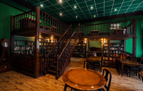 Двухэтажный зал в английском стиле