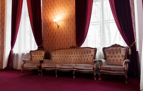 Зал с камином и мебелью в антикварном стиле