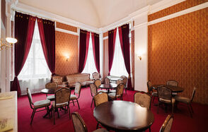 Зал с камином и мебелью в антикварном стиле