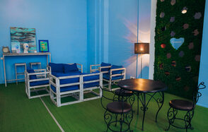 Воздушный и светлый зал в прованском стиле