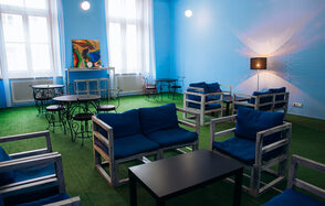 Воздушный и светлый зал в прованском стиле