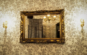 ДОУТРА.RU Комната для встреч с яркими креслами