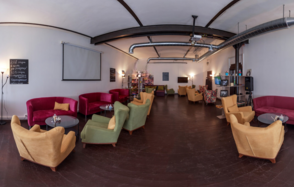 Лофт с уютными креслами