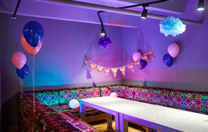 Пространство антикафе с большим экраном