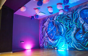 Пространство антикафе с большим экраном