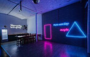 Неоновый зал на Набережной Яузы