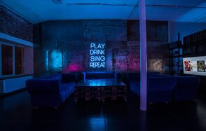 Неоновый зал на Набережной Яузы