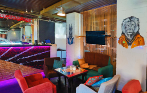 Лофт в белом кирпиче с вип-комнатой