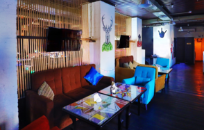 Лофт в белом кирпиче с вип-комнатой