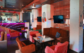 Лофт в белом кирпиче с вип-комнатой