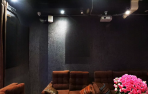 Арт-лофт в темных тонах с большим экраном