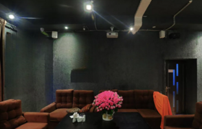 Арт-лофт в темных тонах с большим экраном