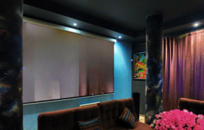 Арт-лофт в темных тонах с большим экраном