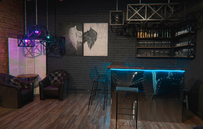 Контраст Loft. Летят конфетти. Девушка замахивается рукой, играя в игру