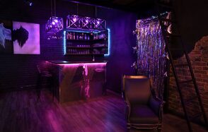 Контраст Loft. Барная стойка с барными стульями. Кресла. Картина на стене. Декоративные свисающие лампы