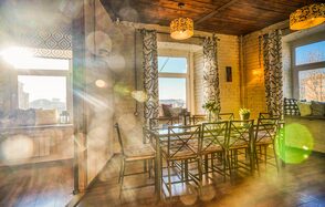 Светлый лофт с камином и видом на Садовое Кольцо