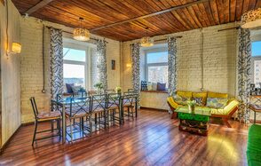 Светлый лофт с камином и видом на Садовое Кольцо