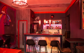 IN100GRAMM. Яркий лофт с барной стойкой и картинами