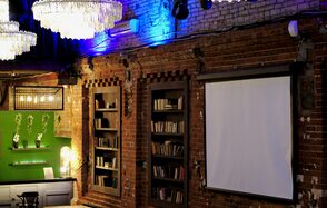 AG Loft. BIBLIOTEKA (АГ Лофт. БИБЛИОТЕКА). Лофт с витражными окнами и высокими потолками