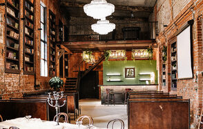 AG Loft. BIBLIOTEKA (АГ Лофт. БИБЛИОТЕКА). Лофт с витражными окнами и высокими потолками