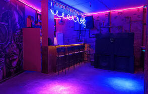 Двухъярусный лофт с ярким дизайном