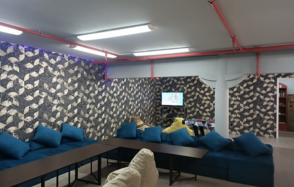 Светлое пространство с играми