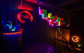 Лофт Геймеры. Игровые арт-иконки. Неоновая подсветка. Украшенная бочка. Лестница на первый этаж