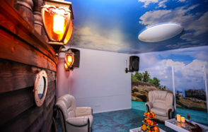 Kino Leto Стилизованный зал с большим экраном