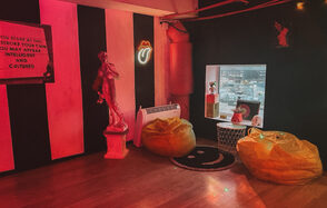 Авангард. Яркий зал с авторским дизайном