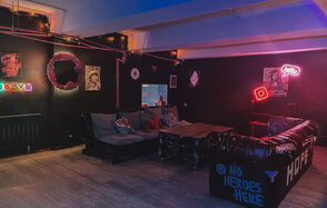 Авангард. Яркий зал с авторским дизайном