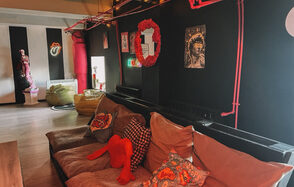 Авангард. Яркий зал с авторским дизайном