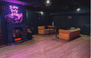 Честер. Зал с яркими диванами и камином