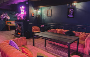 Честер. Зал с яркими диванами и камином