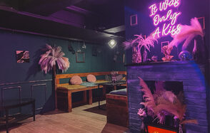 Честер. Зал с яркими диванами и камином