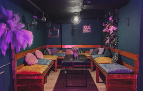 Честер. Зал с яркими диванами и камином