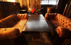 Рок-н-ролл. Двухуровневый лофт с мотоциклом