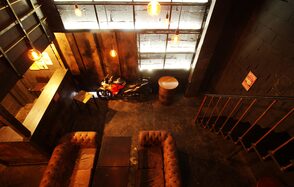 Рок-н-ролл. Двухуровневый лофт с мотоциклом